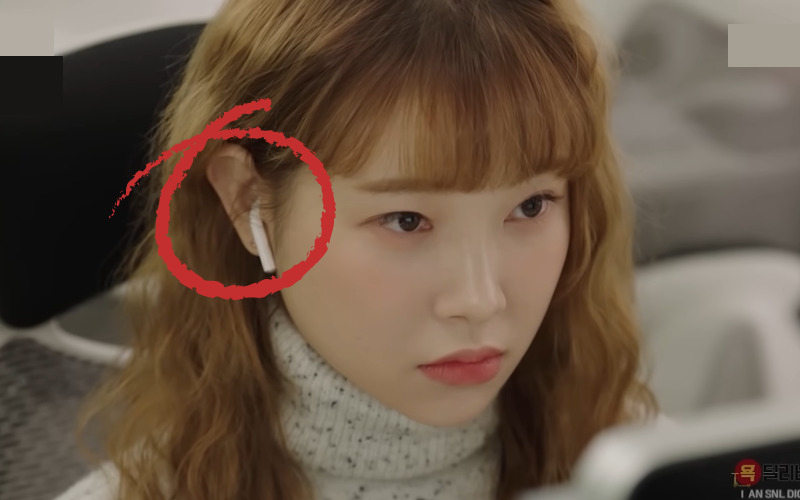 온라인 동영상 서비스(OTT) 쿠팡플레이의 예능 프로그램 'SNL 코리아'에서 무선이어폰 ‘에어팟’ 에피소드를 다룬 장면. [유튜브 ‘쿠팡플레이’ 캡처]