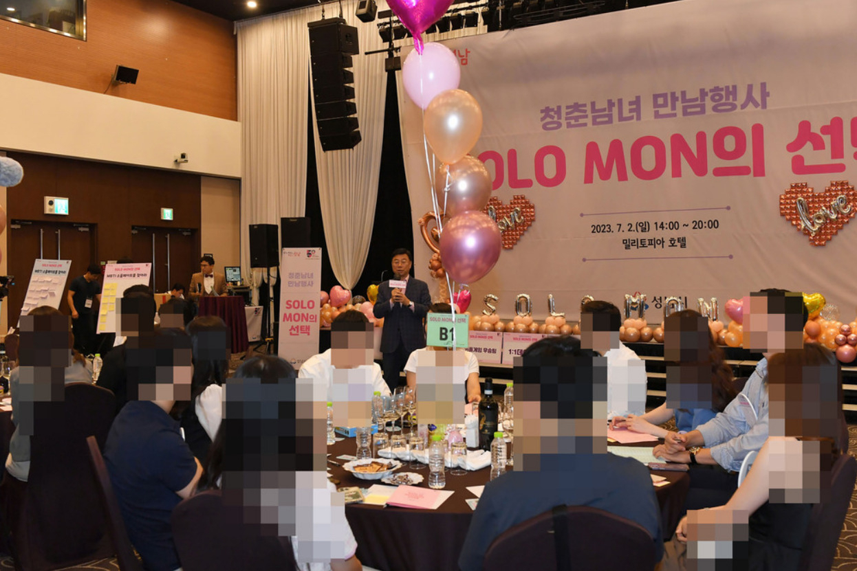 Seongnam Mayor Shin Sang-jin delivers a speech at the first session of the matching event "Solomon's Choice" at Militopia Hotal in Seongnam-si, Gyeonggi Province, Sunday. (Seongnam City Hall)