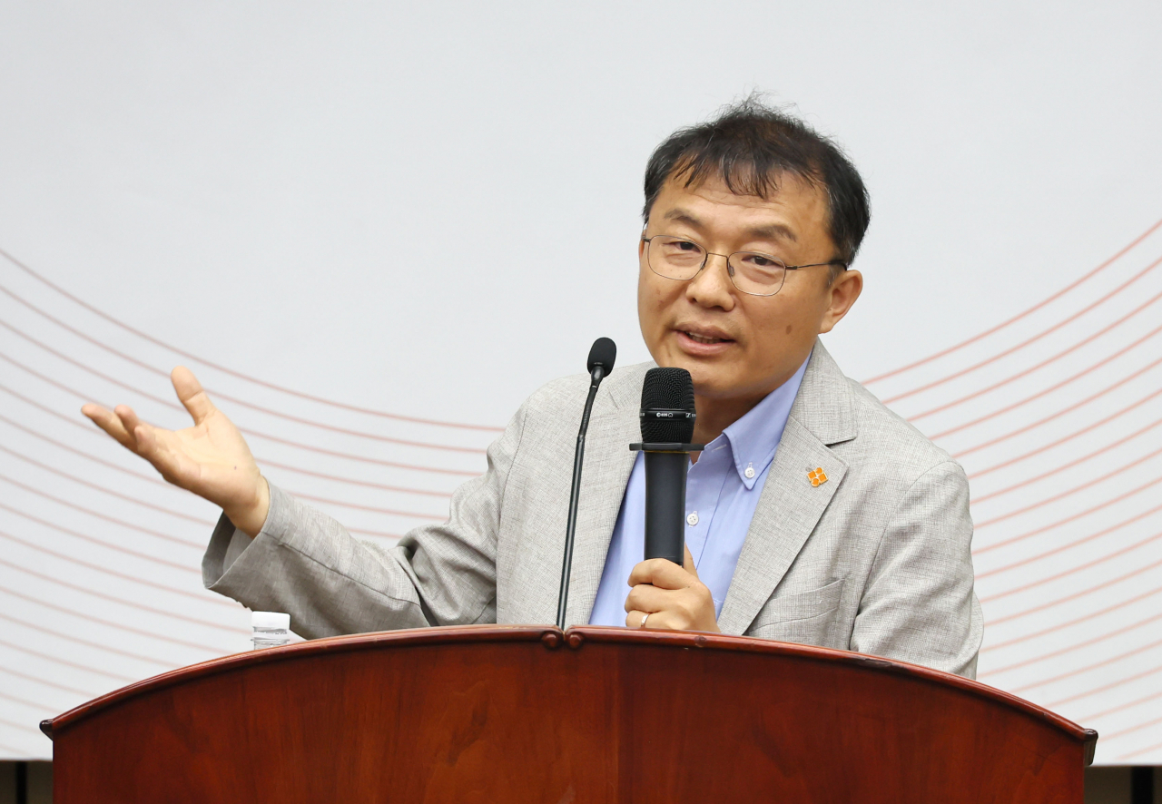 민경우 대안연대 공동대표가 지난 7월 3일 오후 국회에서 열린 국민의힘 의원총회에서 괴담·선동의 유포 경로와 이에 대한 대응 전략에 대해 강연하고 있다. 민 공동대표는 이적단체인 조국통일범민족연합 사무처장 출신으로, '광우병 사태' 이후 사상 전향을 선언하고 주사파와 운동권을 비판하는 시민사회 활동을 해왔다. [연합]
