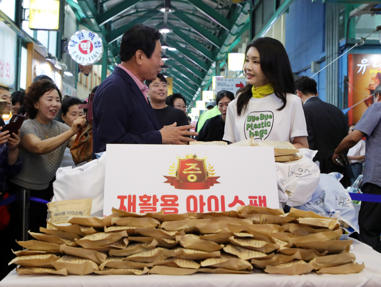김건희 여사가 3일 오후 강원도 강릉시 중앙·성남시장을 방문해 재사용 아이스팩을 최영철 상인회장에게 전달하고 있다. [연합]