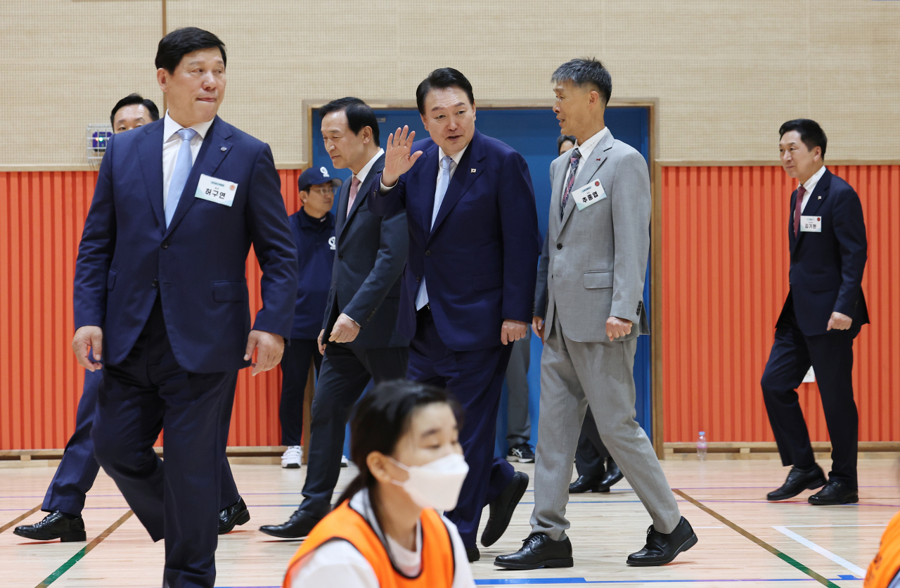윤석열 대통령이 방과후 돌봄·교육 프로그램인 ‘늘봄학교’ 참관을 위해 3일 경기도 수원초등학교를 방문, 전직 프로야구 선수들이 강사로 초등학생들을 지도하는 간이야구 프로그램을 지켜보기 위해 체육관으로 입장하고 있다. [연합]