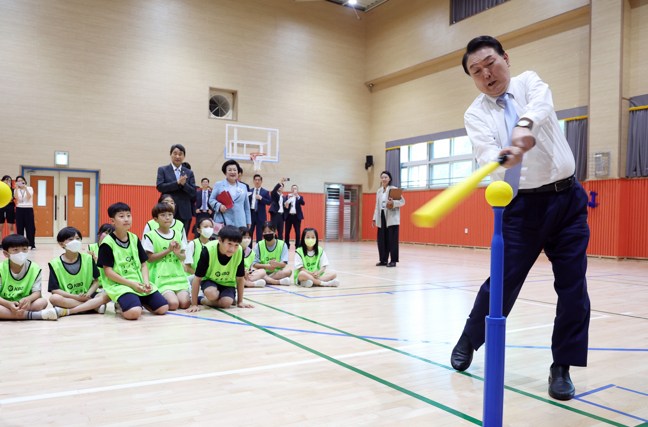 윤석열 대통령이 방과후 돌봄·교육 프로그램인 ‘늘봄학교’ 참관을 위해 3일 경기도 수원초등학교를 방문, 전직 프로야구 선수들이 강사로 초등학생들을 지도하는 간이야구 프로그램을 지켜보던 중 티볼을 시타하고 있다. [연합]