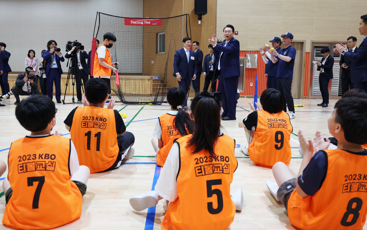 윤석열 대통령이 방과후 돌봄·교육 프로그램인 ‘늘봄학교’ 참관을 위해 3일 경기도 수원초등학교를 방문, 전직 프로야구 선수들이 강사로 초등학생들을 지도하는 간이야구 프로그램을 지켜보고 있다. [연합]