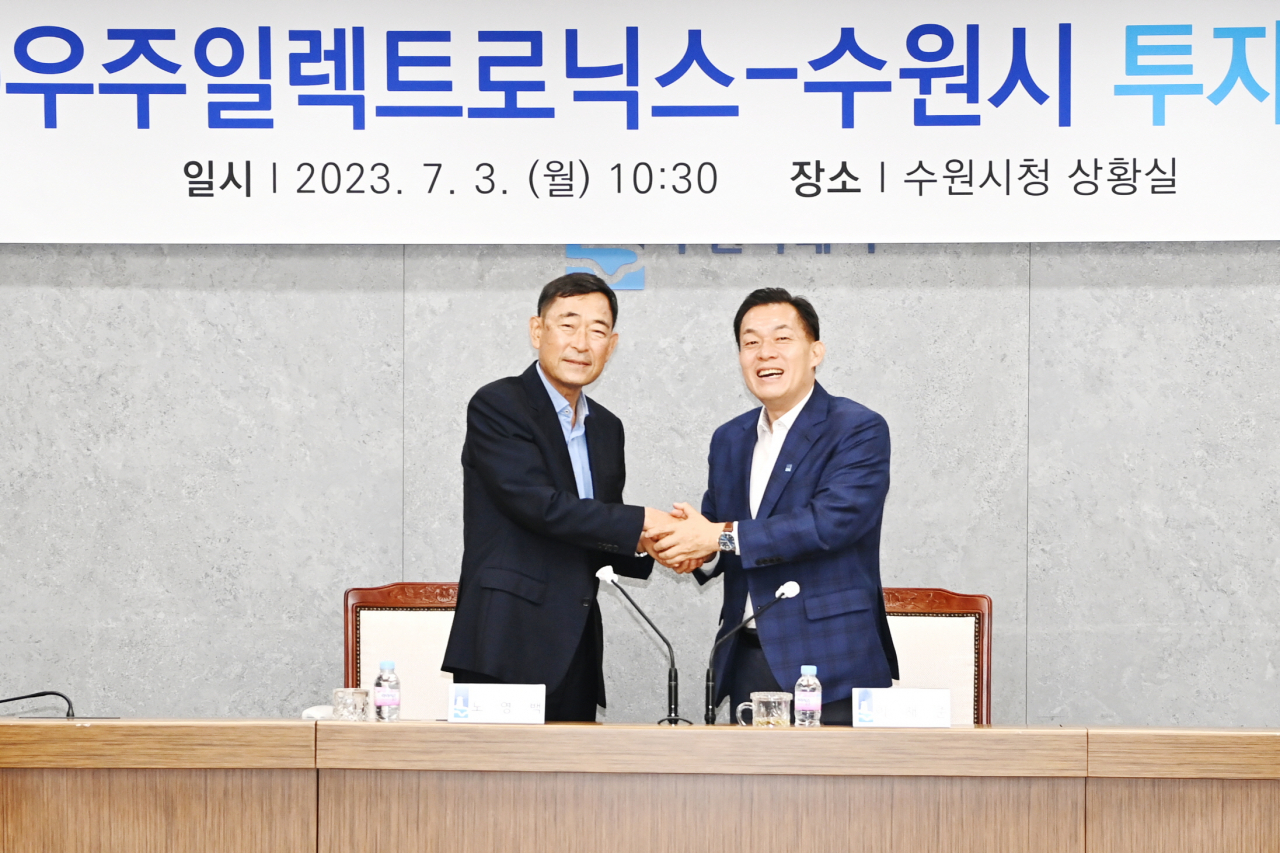이재준 수원시장(오른쪽)과 노영백 회장이 협약 후 손을 맞잡고 있다.[수원시 제공]