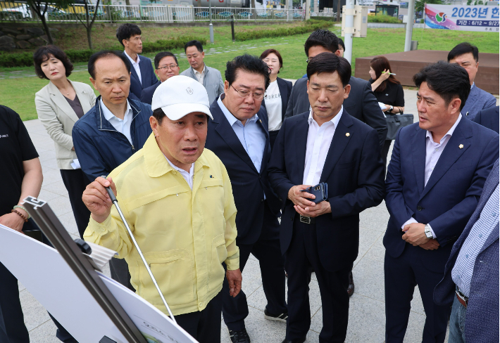 나동연 양산시장이 3일 오전 회야강 빛공원 예정지와 오리소공원을 방문해 현황을 살피고 있다. [사진=양산시]
