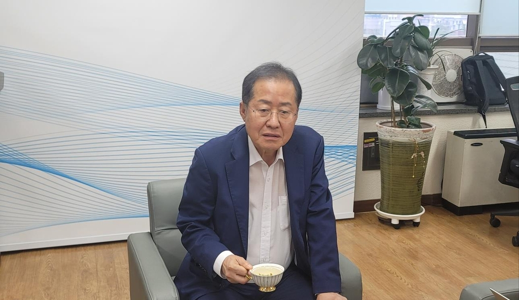 홍준표 대구시장이 3일 시청 동인청사에서 기자간담회를 열고 있다.[연통]