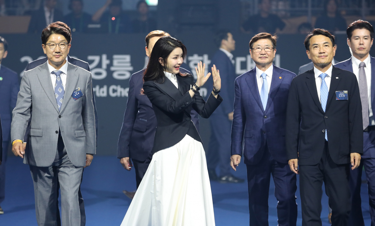 윤석열 대통령 부인 김건희 여사가 3일 강원도 강릉아레나에서 열린 2023 강릉 세계합창대회 개막식에 입장하며 손을 들어 인사하고 있다. [연합]