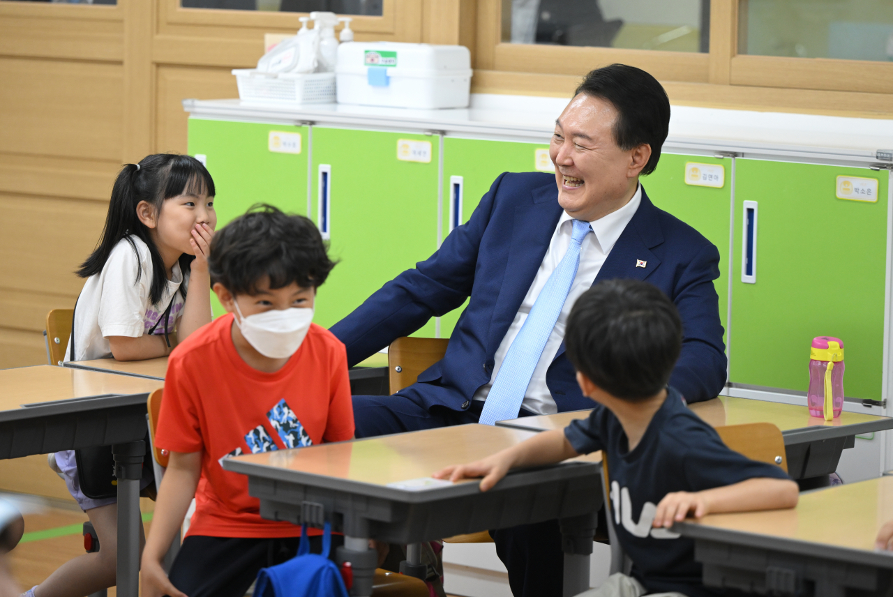 윤석열 대통령이 방과후 돌봄·교육 프로그램인 '늘봄학교' 참관을 위해 3일 경기도 수원초등학교를 방문, 돌봄교실에서 학생들과 대화하고 있다. [연합]