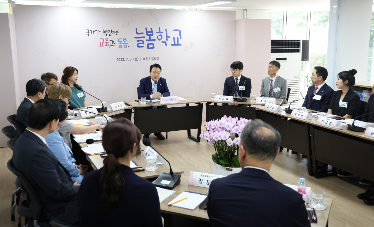 윤석열 대통령이 방과후 돌봄·교육 프로그램인 '늘봄학교' 참관을 위해 3일 경기도 수원초등학교를 방문, 현장 교원 및 학부모와 간담회를 하고 있다. [연합]
