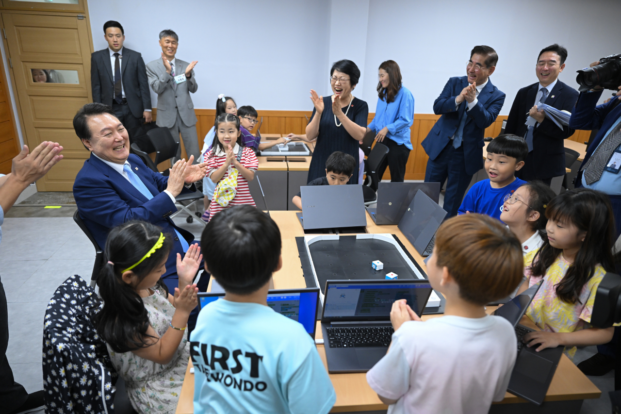 윤석열 대통령이 방과후 돌봄·교육 프로그램인 '늘봄학교' 참관을 위해 3일 경기도 수원초등학교를 방문, 디지털 새싹캠프에서 코딩 수업 중인 학생들과 로봇 게임을 하고 있다. [연합]