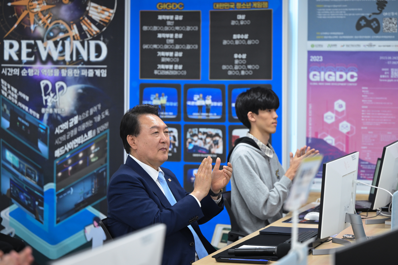 윤석열 대통령이 3일 경기도 안양시 경기게임마이스터고를 방문, 게임 개발 프로젝트 수업에 참여하고 있다. [연합]