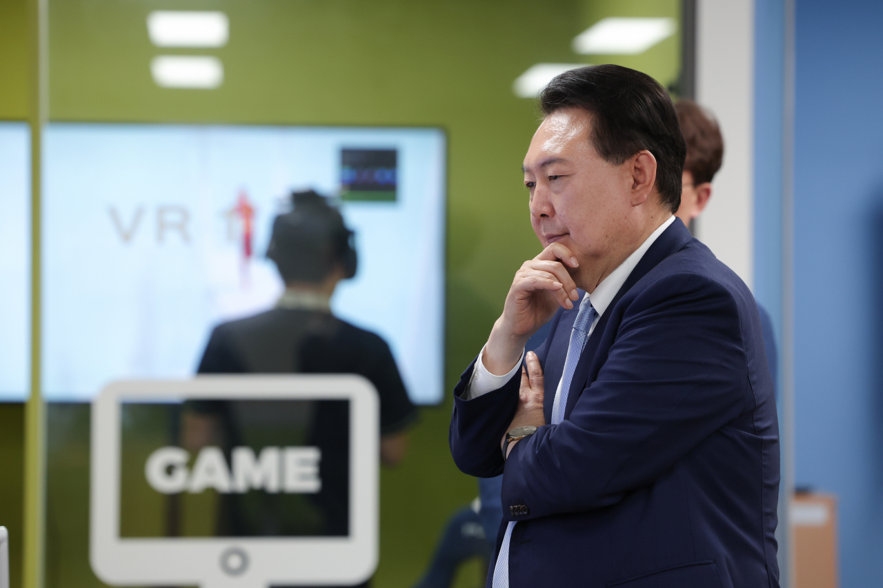 윤석열 대통령이 3일 경기도 안양시 경기게임마이스터고를 방문, 학교 현황 보고를 청취하고 있다. [연합]