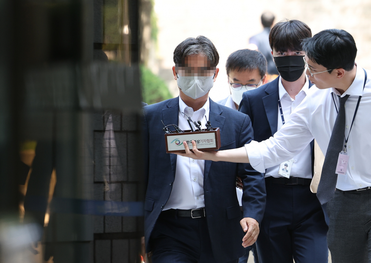 정당법 위반 등 혐의로 구속영장이 청구된 더불어민주당 송영길 전 대표의 전 보조관 박용수씨가 3일 서울중앙지법에서 열리는 영장실질심사에 출석하고 있다. [연합]