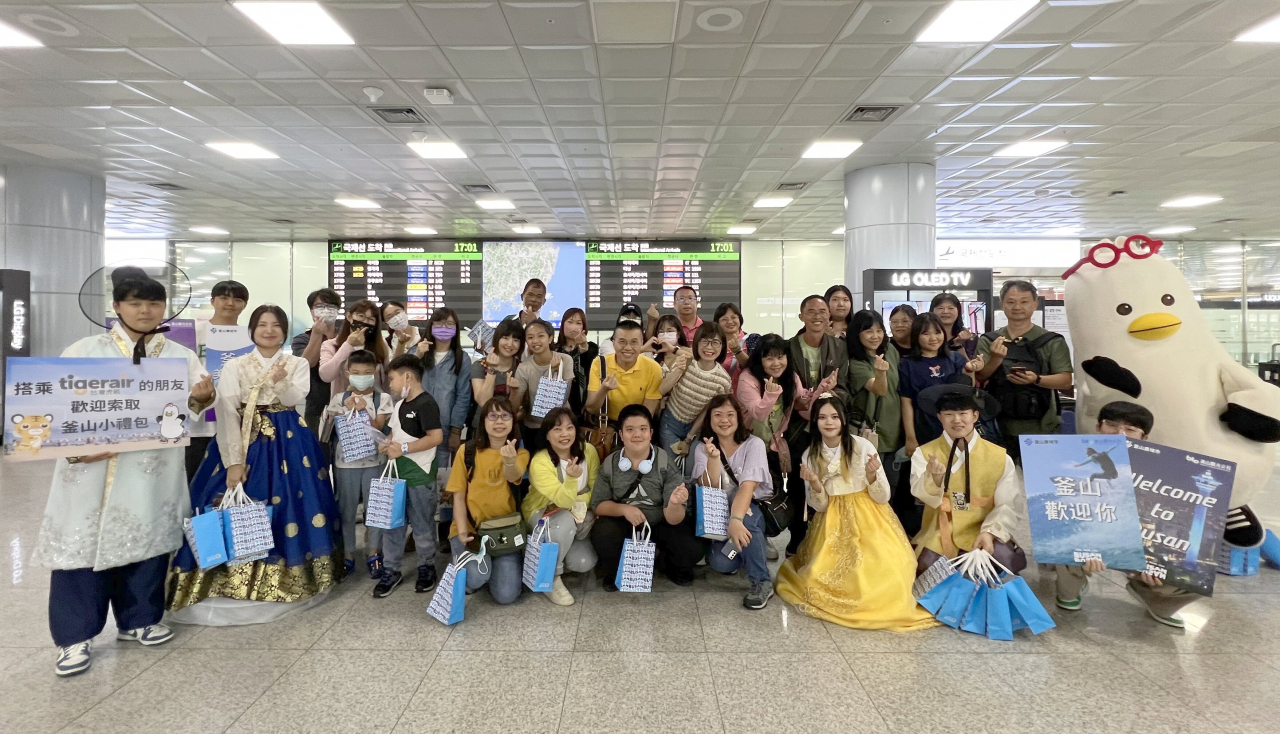 대만 타이중에서 부산 온 손님들 환영행사가 2일 김해공항에서 열렸다.