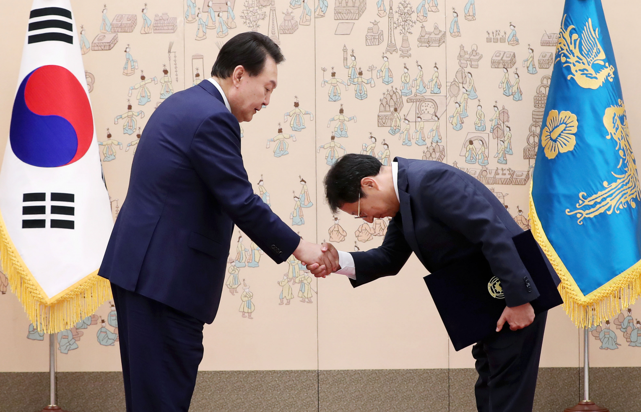 윤석열 대통령이 3일 서울 용산 대통령실 청사에서 이성희 고용노동부 차관에게 임명장을 수여한 뒤 악수하고 있다. [연합]