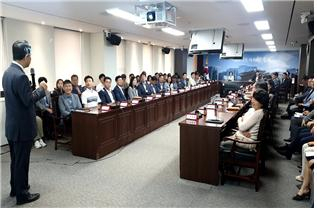 서울 종로구는 오는 6~7일 구청 직원 대상으로 인권 감수성 교육을 실시한다고 4일 밝혔다. 사진은 고위 공무원 교육 장면. [종로구 제공]