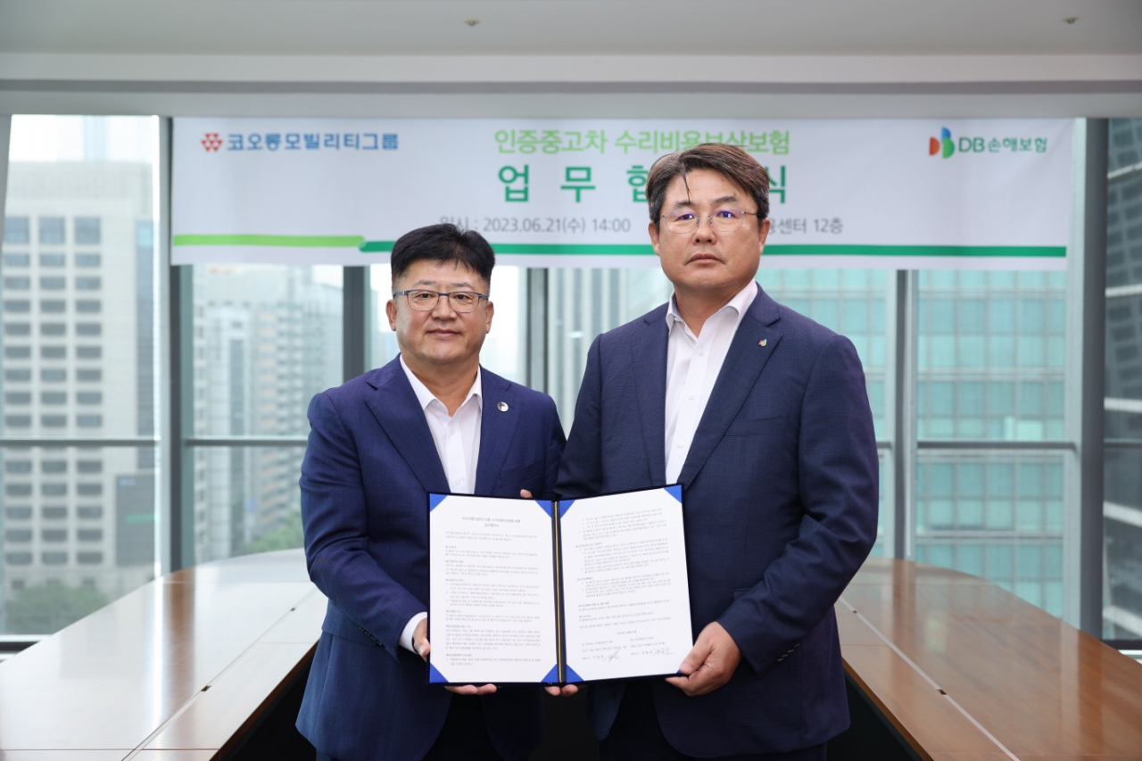전철원(왼쪽) 코오롱모빌리티그룹 대표가 정종표 DB손해보험 대표와 ‘코오롱모빌리티 케어’ 서비스 제공을 위한 업무협약을 맺고 협약서를 들어보이고 있다. [코오롱모빌리티 제공]