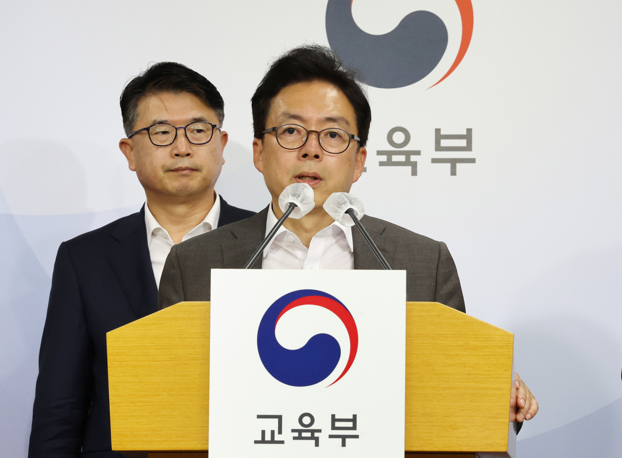 윤승영 경찰청 수사국장이 3일 오후 세종시 정부세종청사에서 열린 제2차 사교육 카르텔·부조리 범정부 대응협의회 결과 브리핑에서 취재진의 질문에 답변하고 있다. 왼쪽은 장상윤 교육부 차관. 연합뉴스