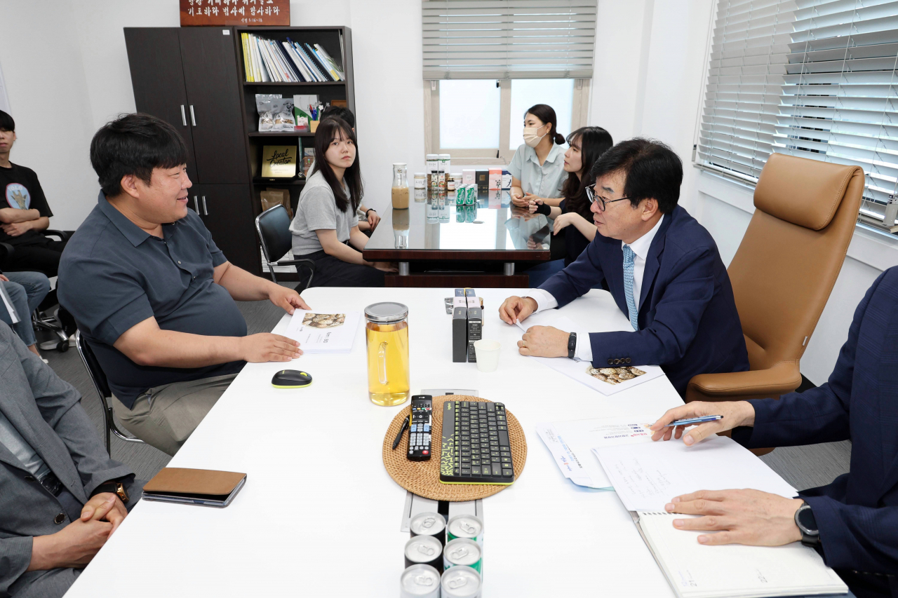 지역기업인과 소통에 나선 김성군수(오른쪽)