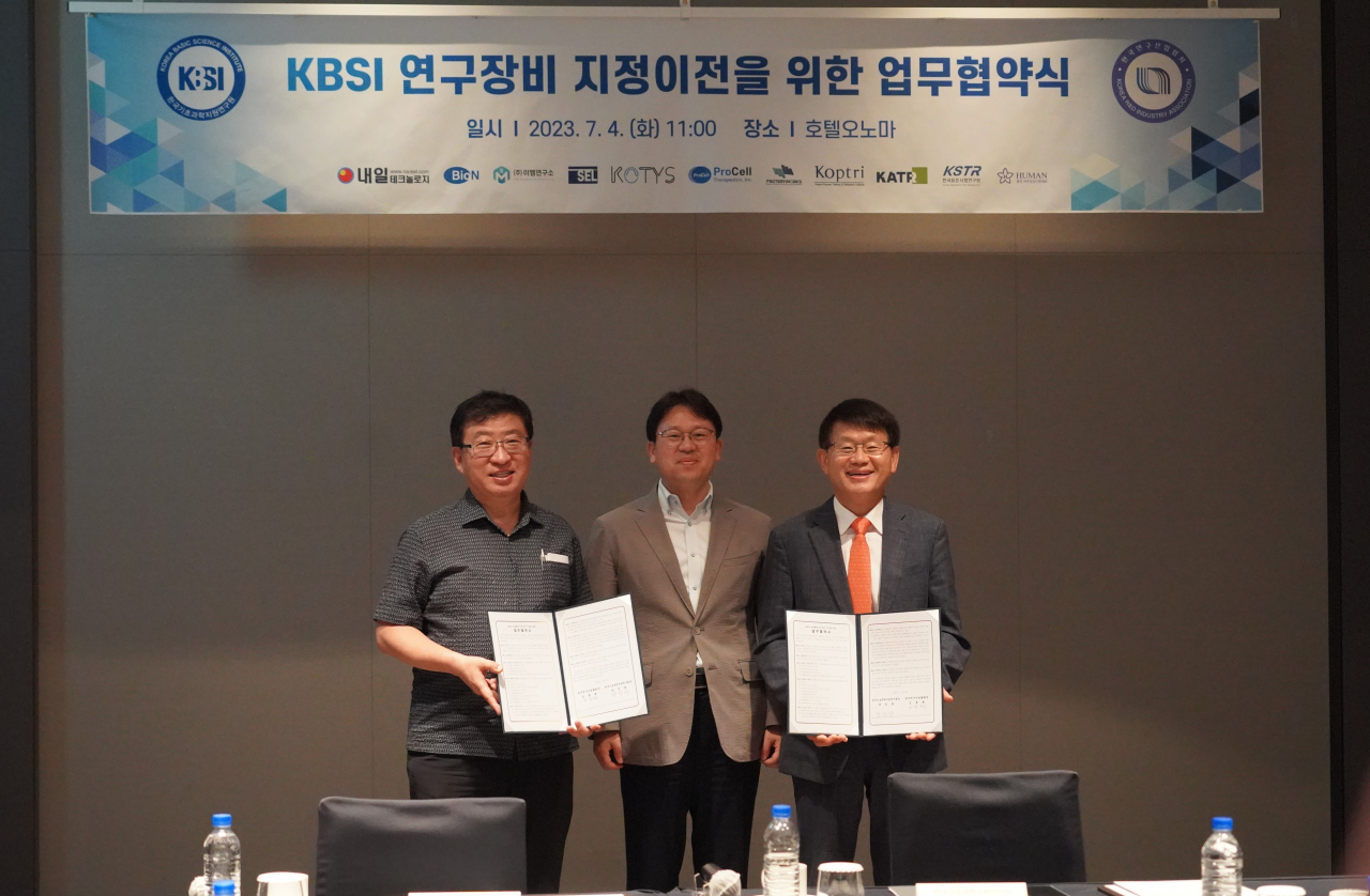 KBSI 양성광(오른쪽부터) KBSI 원장, 최병철 과기정통부 연구산업진흥과장, 박한오 한국연구산업협회 수석부회장.[KBSI 제공]