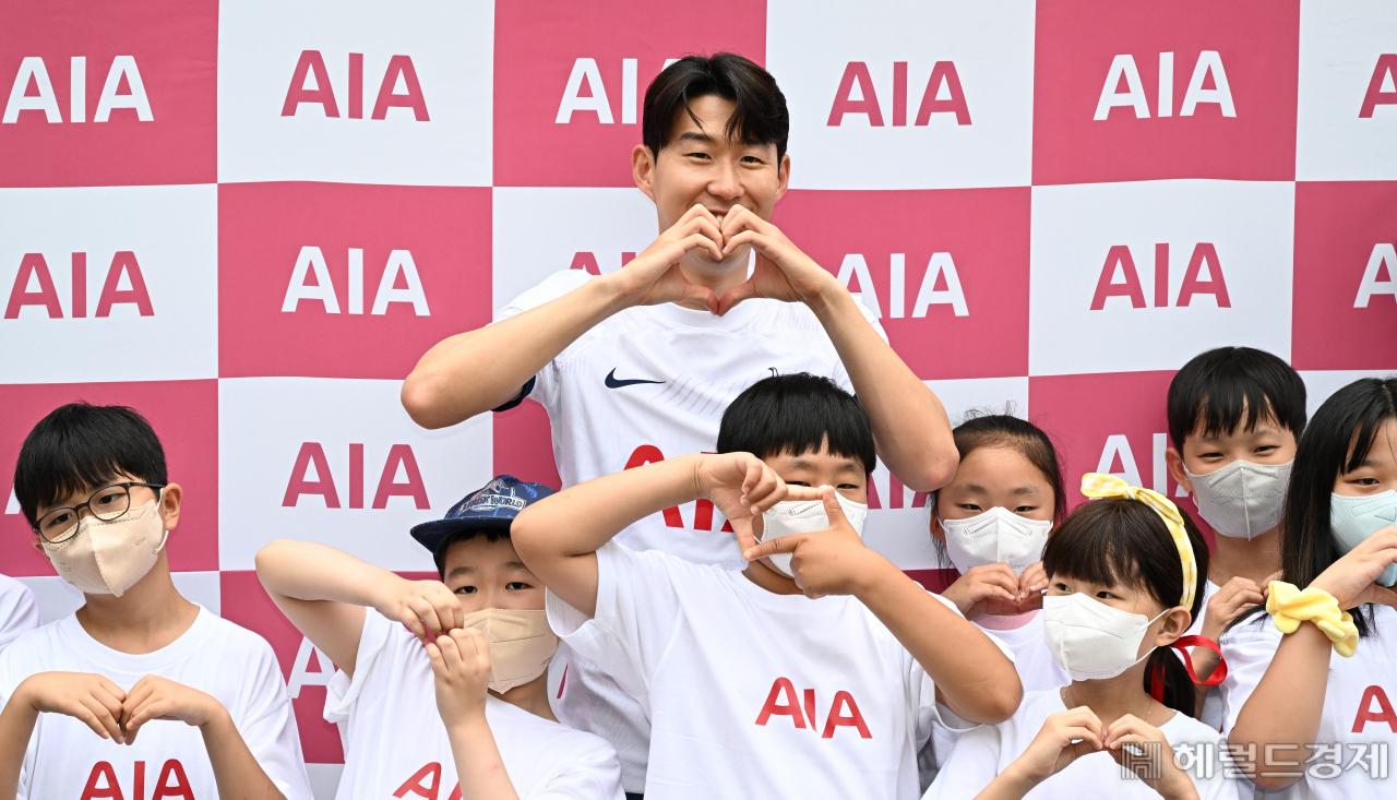 손흥민 선수가 4일 서울 동대문구 글로벌지식협력단지에서 열린 AIA 생명 소아암 어린이 돕기 행사에 참석해 어린이들과 함께 기념촬영을 하고 있다. 임세준 기자