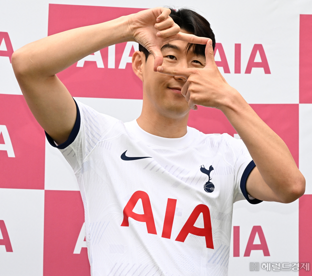 '찰칵~!' 시그니처 카메라 포즈