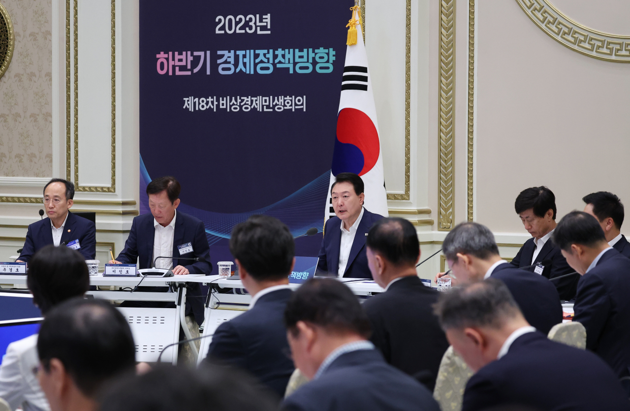 윤석열 대통령이 이달 4일 청와대 영빈관에서 2023년 하반기 경제정책 방향에 관한 제18차 비상경제민생회의를 주재하고 있다. [연합]