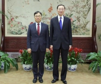 한-중 외교당국이 4일 중국에서 고위 당국자 간 면담을 했다. 최영삼 외교부 차관보(왼쪽)가 4일 쑨웨이동 중국 외교부 부부장을 만나고 있다. [연합]