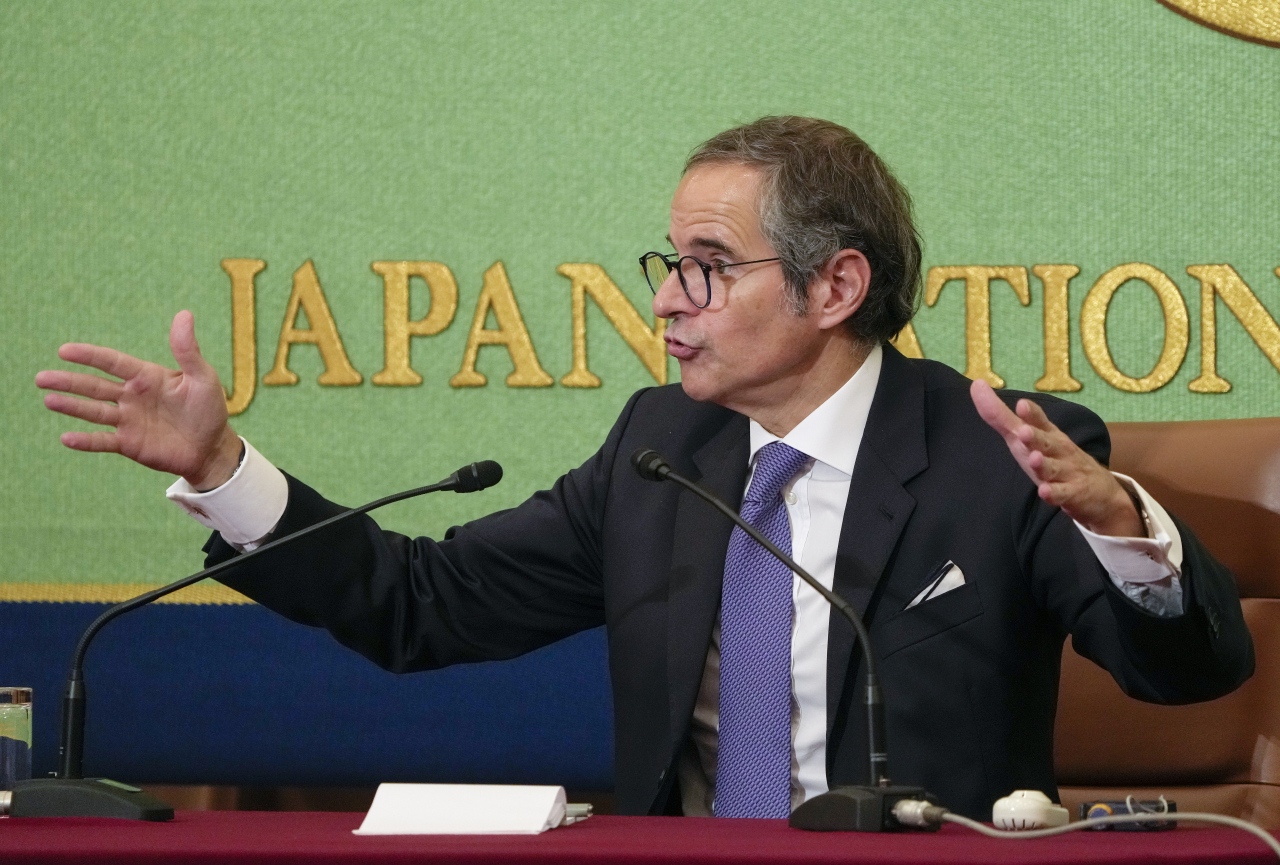 라파엘 그로시 국제원자력기구(IAEA) 사무총장이 4일 일본기자클럽이 도쿄에서 주최한 기자회견에서 후쿠시마 오염수 방류에 대한 종합보고서와 관련해 발언을 하고 있다. [EPA]
