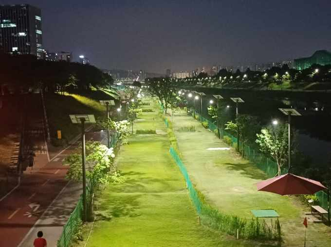 금천구 안양천 내 한내파크골프장이 야간에 운영하고 있다. [금천구 제공]