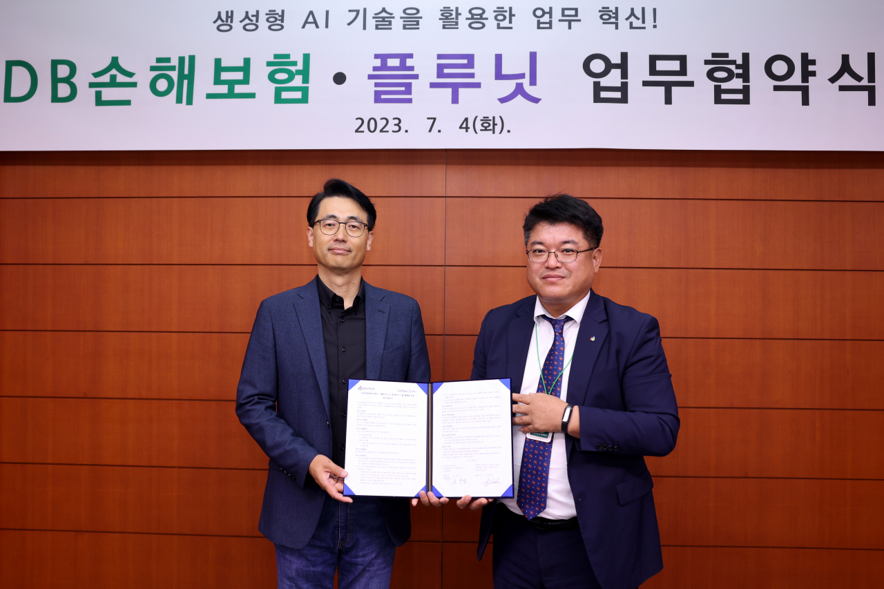 4일 서울시 강남구 DB금융센터에서 심진섭(오른쪽) DB손해보험 본부장과 이경일 플루닛 대표가 생성형 AI 기술 도입을 위한 업무협약을 맺고 기념촬영을 하고 있다. [DB손해보험 제공]