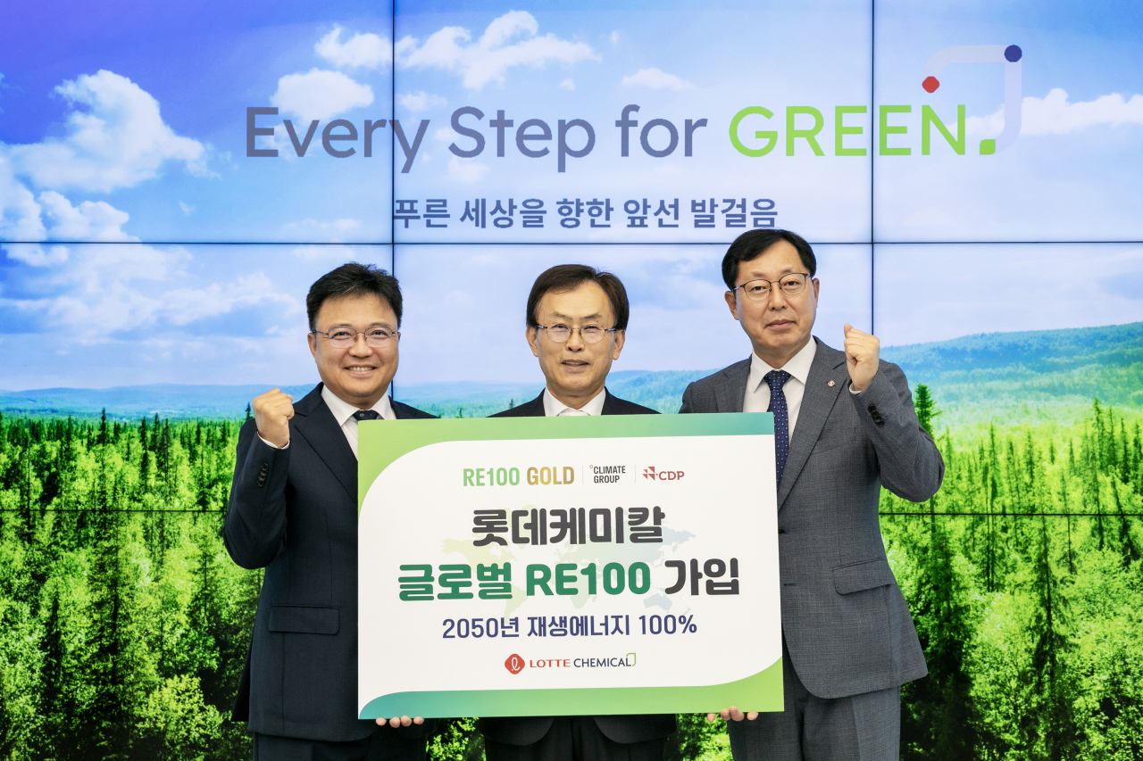 황진구(왼쪽부터) 롯데케미칼 기초소재사업 대표, 김교현 부회장, 이영준 첨단소재사업 대표. [롯데케미칼 제공]