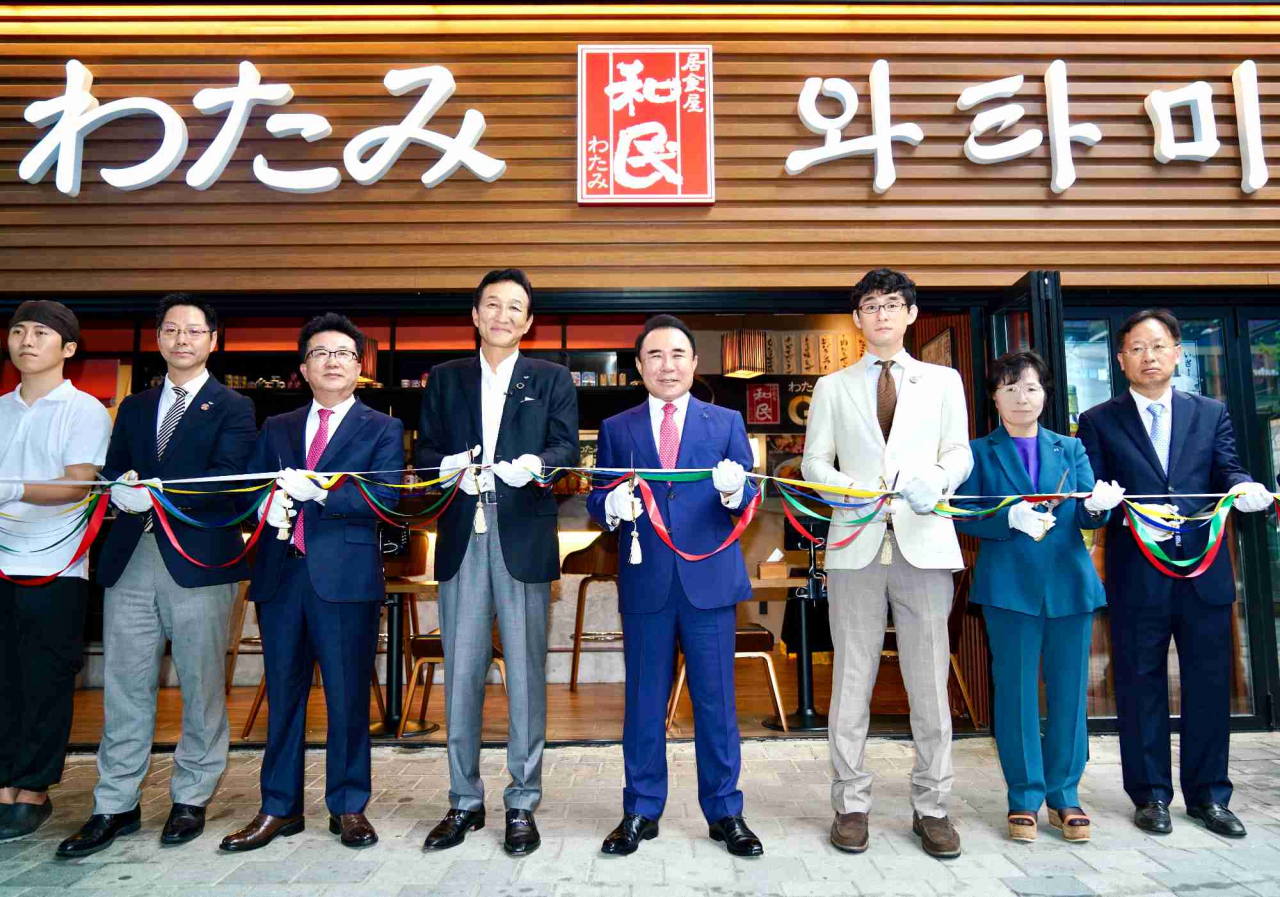 제너시스BBQ그룹과 일본 와타미그룹의 합작으로 출점한 ‘와타미’ 국내 1호점인 문정점에서 윤홍근(오른쪽 네 번째) BBQ 회장과 와타나베 미키(왼쪽 네 번째) 와타미그룹 회장 등 관계자들이 테이크 커팅을 하고 있다. [제너시스BBQ그룹 제공]