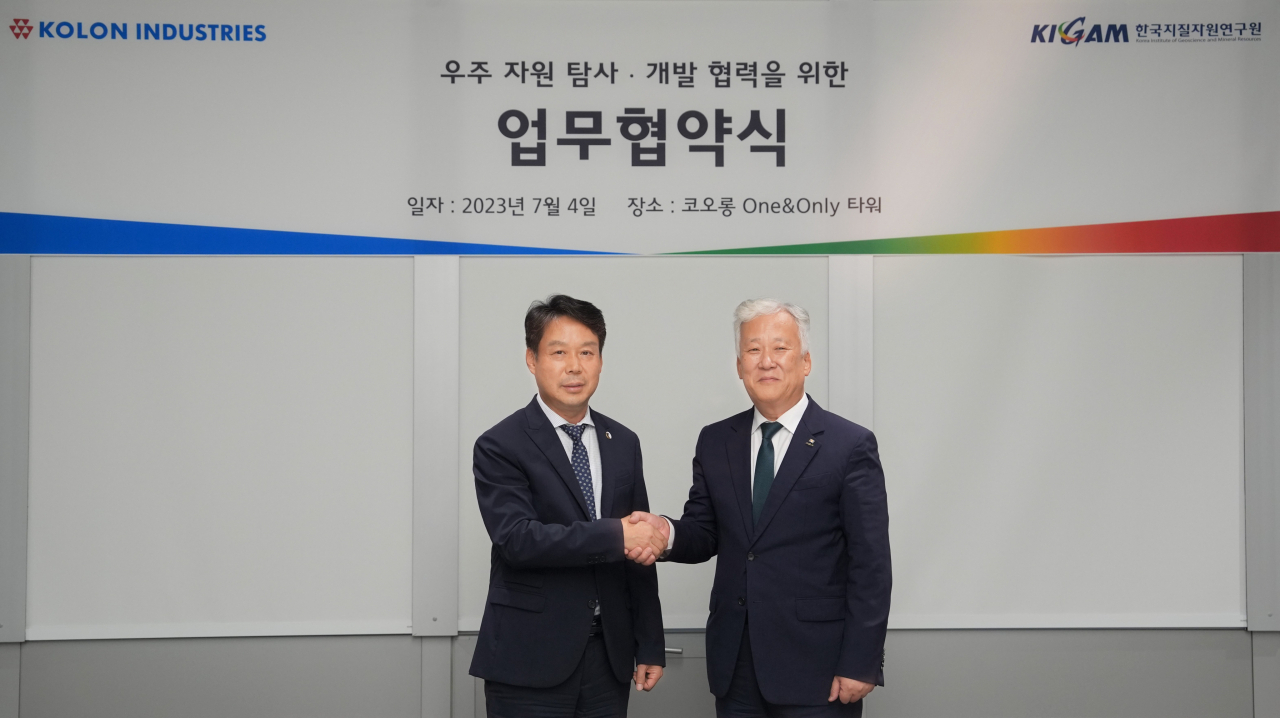 김영범(왼쪽) 코오롱인더스트리 대표이사와 이평구 한국지질자원연구원 원장이 지난 4일 서울 마곡 코오롱 원앤온리타워에서 우주자원 탐사를 위한 업무협약을 체결하고 있다. [코오롱인더스트리 제공]