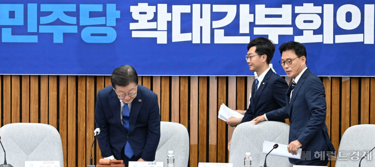 이재명 더불어민주당 대표가 5일 오전 서울 여의도 국회에서 열린 확대간부회의에 참석해 인사를 하고 있다. 이상섭 기자