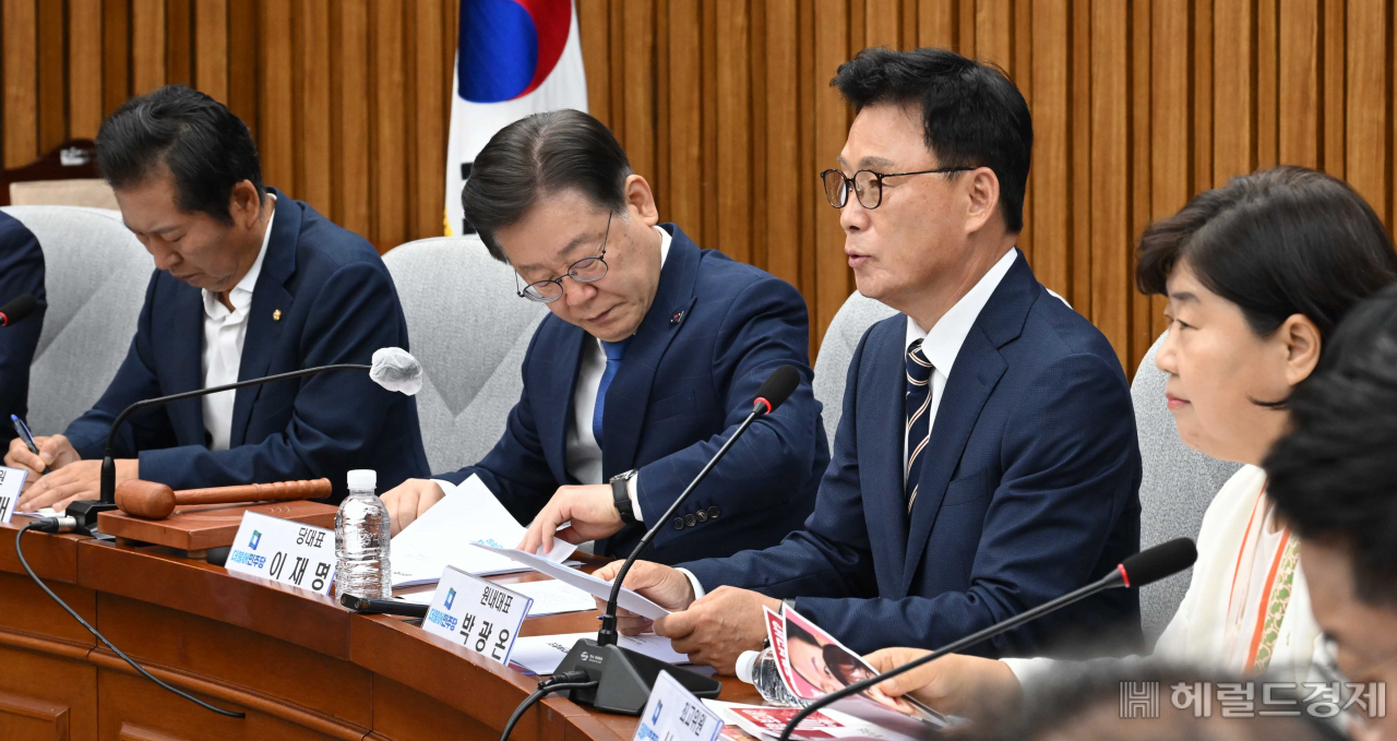 이재명 더불어민주당 대표가 5일 오전 서울 여의도 국회에서 열린 확대간부회의에서 박광온 원내대표의 발언을 들으면서 시계를 보고 있다. 이상섭 기자