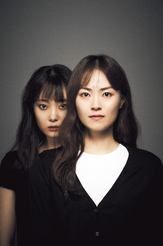 연극 ‘겟팅아웃’에서 ‘과거의 나’인 알리 역의 유유진(왼쪽)과 ‘현재의 나’인 알린 역의 이경미 [세종문화회관 제공]