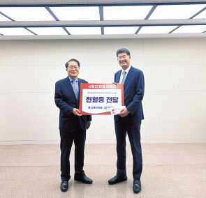 진현기 신동아건설 대표이사(오른쪽)가 장태평 한국혈액암협회장(왼쪽)에게 헌혈증을 전달하며 기념촬영을 하고 있다. [신동아건설 제공]