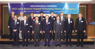 추경호 경제부총리와 김병준 전경련 회장직무대행이 지난 4일 소공동 롯데호텔에서 열린 ‘2023 아시아 비즈니스 서밋 환영만찬’에 참석해 경제단체장들과 기념촬영을 하고 있다. 사진 앞줄 왼쪽부터 산지브 푸리 인도산업연맹 회장내정자, 김윤 삼양홀딩스 회장, 도쿠라 마사카즈 경단련 회장, 추경호 경제부총리, 김병준 전경련 회장직무대행, 림 밍옌 싱가포르경제인연합회 회장, 리차드 오스몬드 필리핀일본경제협력위원회 회장 [전경련 제공]