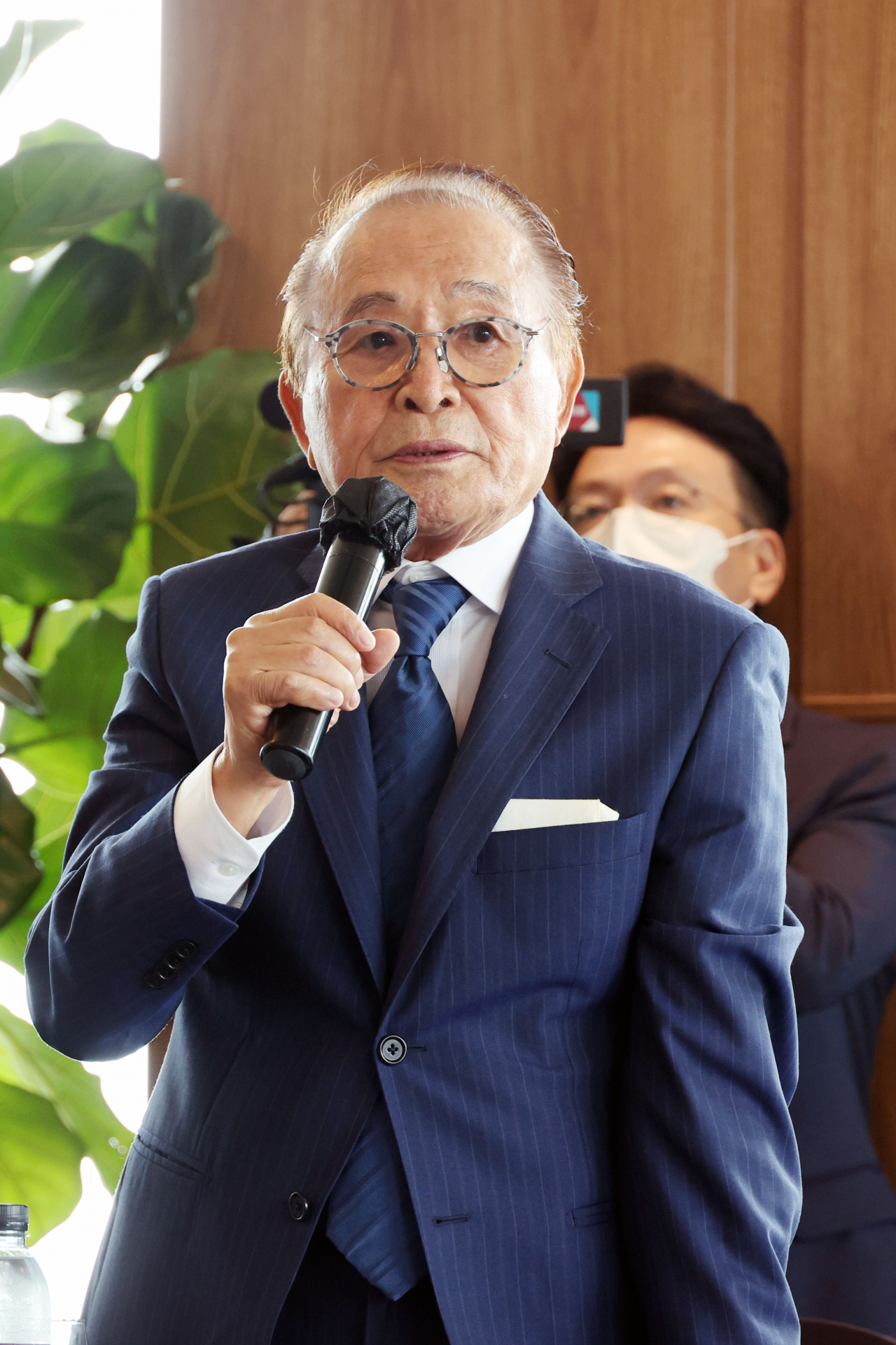 Shin Young-kyun, a former veteran actor and two-term lawmaker, speaks during a meeting of advisers for the ruling People Power Party held in Seoul on Aug. 23, 2022. (Yonhap)