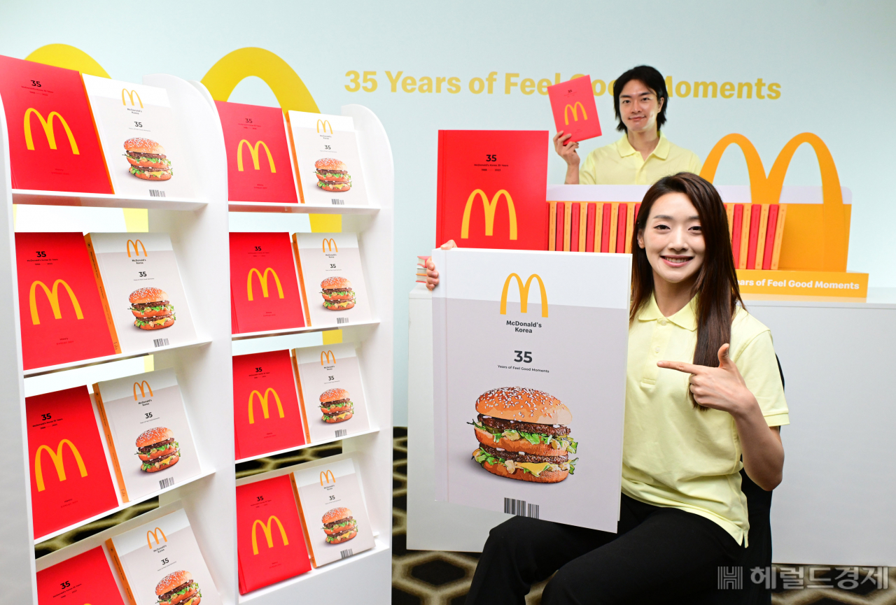 한국맥도날드가 창립 35주년을 기념해 사사(社史) 2권을 발간했다. 한국맥도날드는 지난 1988년 한국에 진출한 이래 35년간 국내 사회와 함께 성장해 온 과정을 기록한 ‘히스토리북’과 빅맥, 해피밀 등 맥도날드를 대표하는 핵심 키워드를 중심으로 임직원, 마니아 고객, 가맹점주, 농부 등 다양한 인물들의 이야기를 담은 ‘브랜드 스토리북’을 발간했다. 사진=한국맥도날드 제공