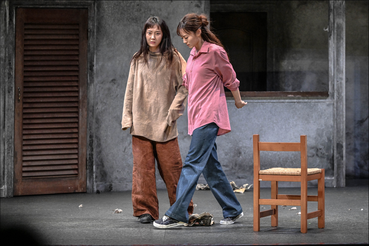연극 ‘겟팅아웃’에서 ‘과거의 나’인 알리 역의 유유진과 ‘현재의 나’인 알린 역의 이경미 [세종문화회관 제공]