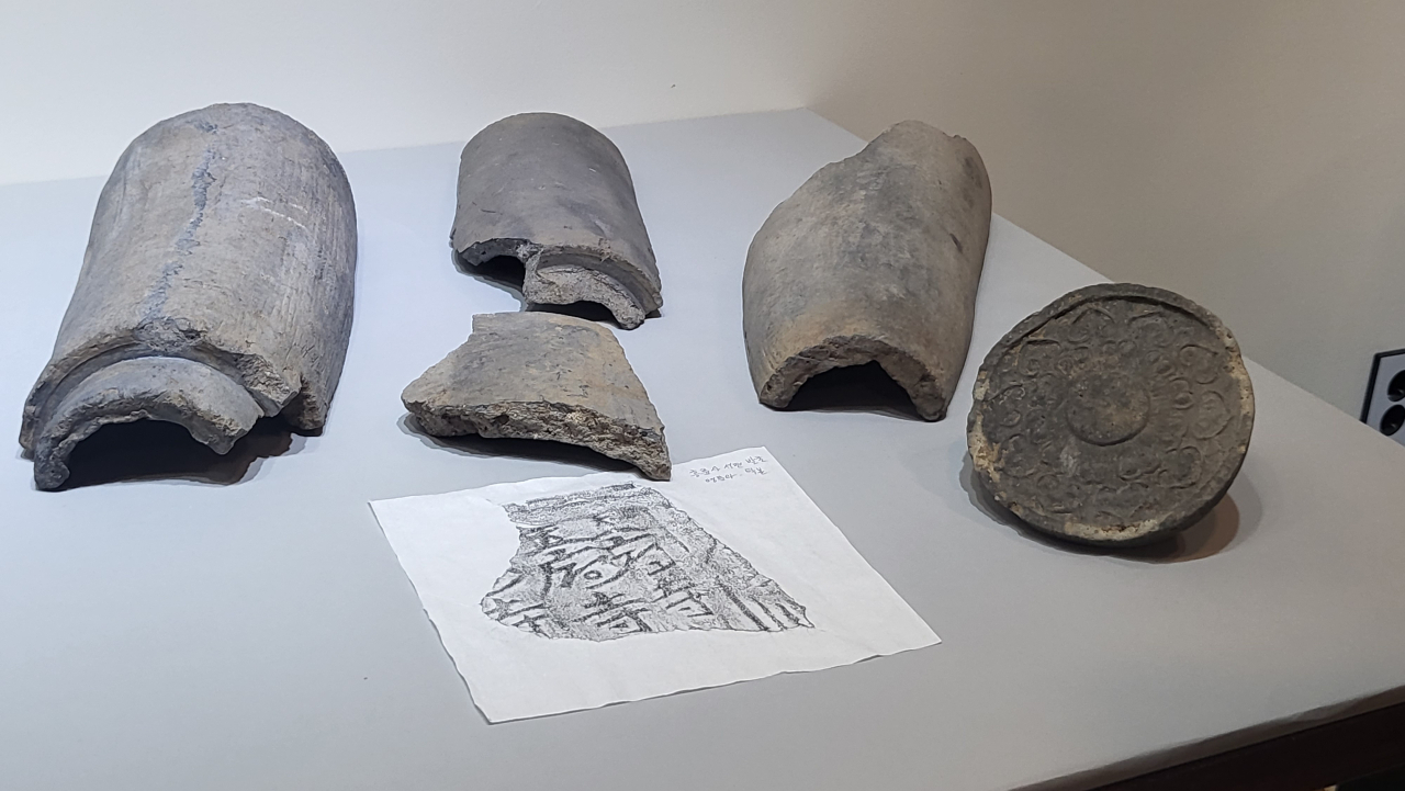 Roof tiles found some 22 meters west of Heungryunsa Temple in Gyeongju. "Yeongmyojisa" is inscribed on the smallest fragment in the center. (Kim Hae-yeon/ The Korea Herald)
