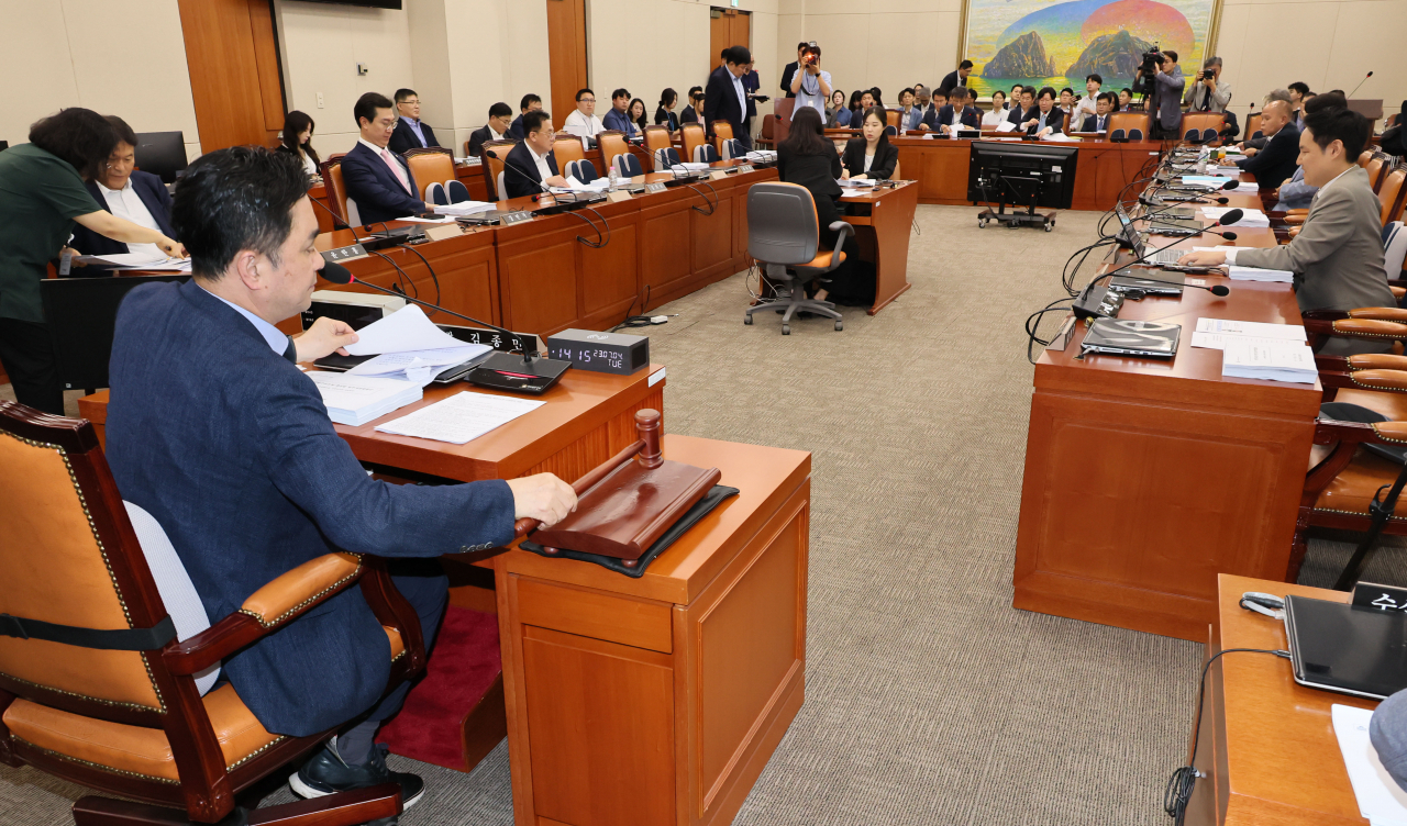 4일 오후 국회에서 열린 정무위원회 법안심사제1소위원회에서 김종민 위원장이 의사봉을 두드리고 있다. [연합]