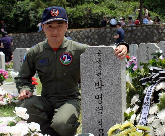 박인철 소령이 국립서울현충원에 있는 아버지 고 박명렬 소령의 묘소를 찾은 모습. [공군]