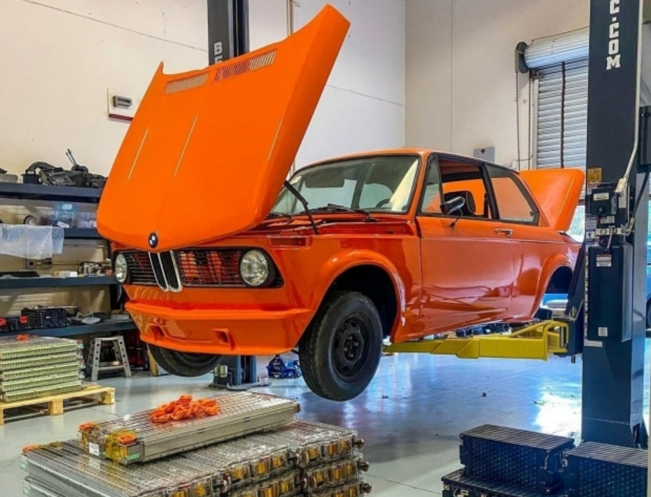 미국 전기차 개조업체 EV웨스트가 BMW 내연기관차를 전기차로 개조하는 모습. [EV웨스트 인스타그램 캡처]
