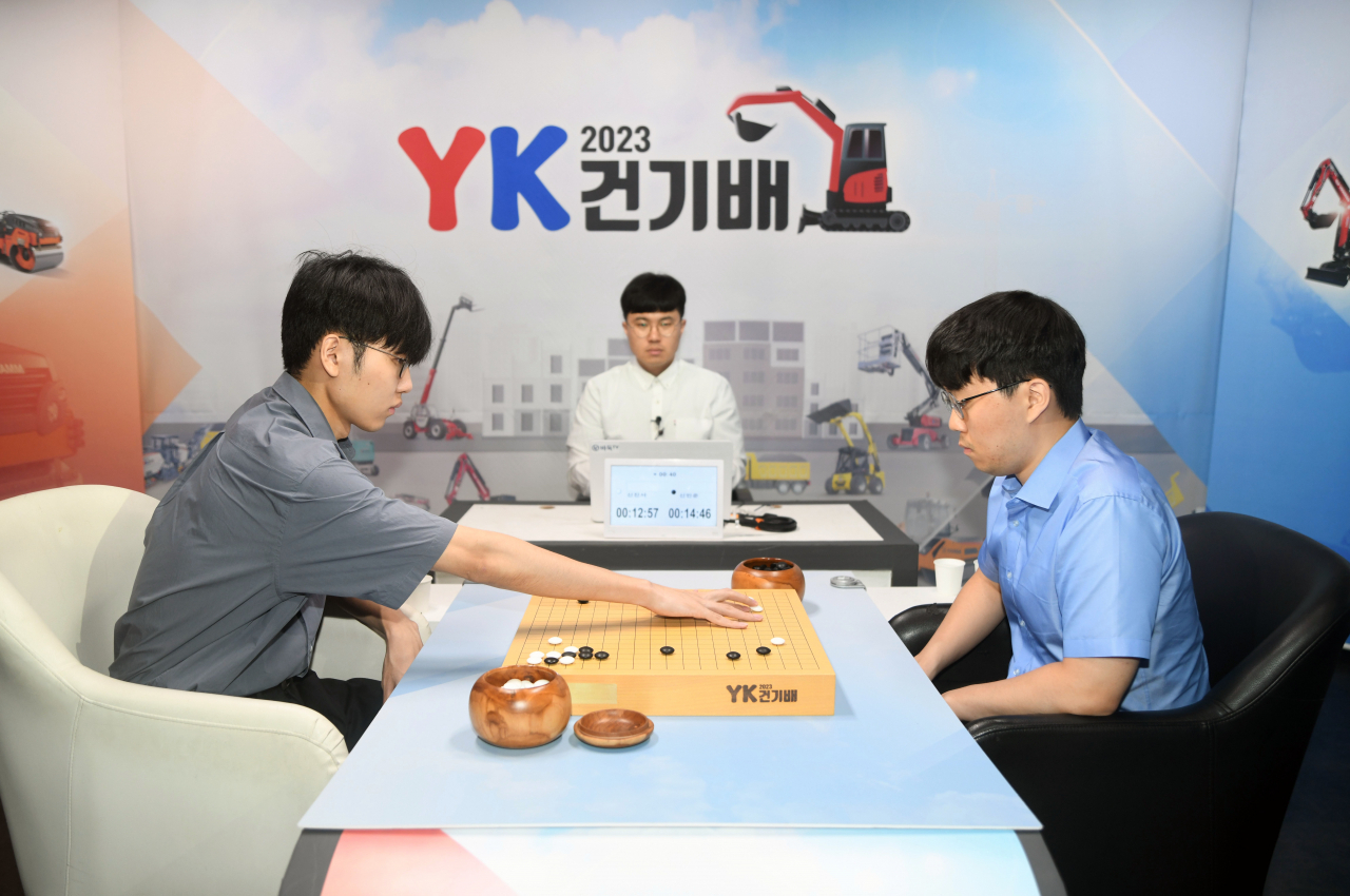 신진서(왼쪽)와 신민준의 대국모습.[한국기원 제공]