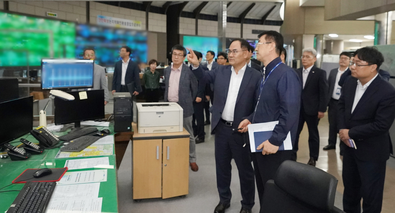 임종득 국가안보실 2차장이 5일 서울 구로구 한국철도공사 철도교통관제센터를 찾아 철도 교통망 사이버공격 대응 태세를 현장 점검하고 있다. [연합]