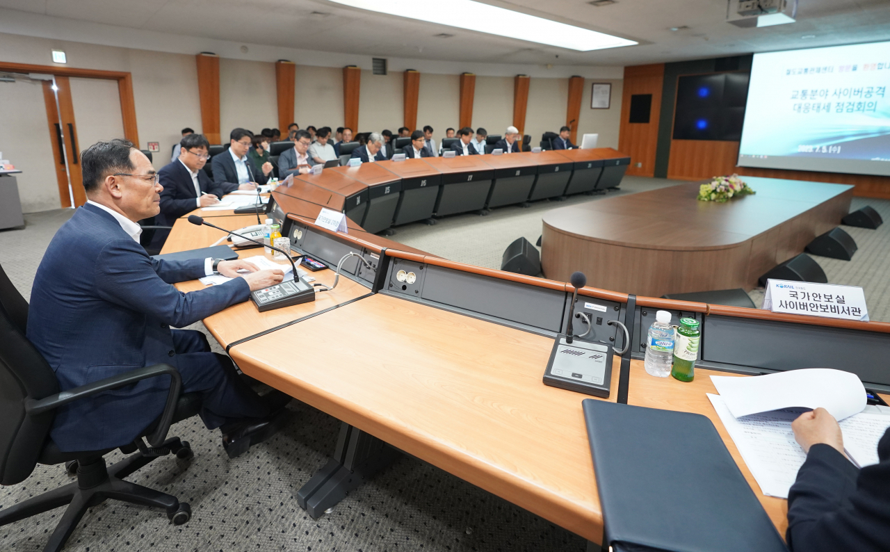 임종득 국가안보실 2차장이 5일 서울 구로구 한국철도공사 철도교통관제센터를 찾아 철도 교통망 사이버공격 대응 태세를 현장 점검하고 유관 기관 회의를 주재하고 있다. [연합]