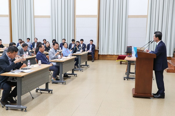 정인화 광양시장이 5일 시청 대회의실에서 취임 1주년 기자회견을 주재하고 있다. [광양시 제공]